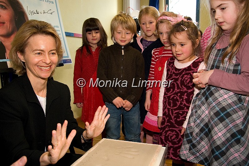 IMG_9322_Hof.jpg - In HofDie Kinder beobachten die Ministerin, wie Sie Ihren Handabruck hinterläßt