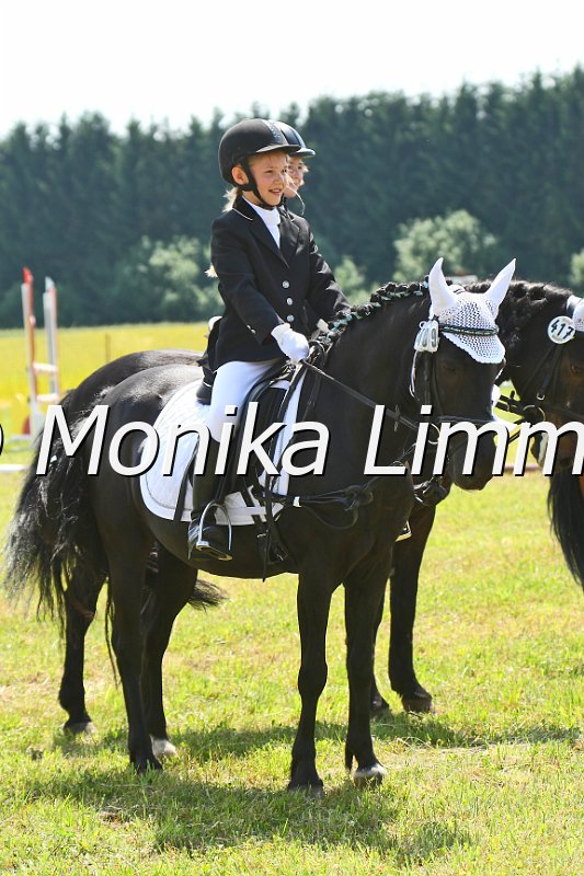 105M8658.JPG - Turnier Ebersbach am 04.-05. Juni 2011Reiterin Laetitia DegelmannFoto Monika Limmer