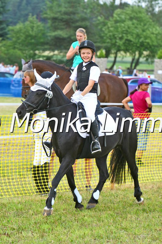 105M9117.JPG - Turnier Ebersbach am 04.-05. Juni 2011Reiterin Laetitia DegelmannFoto Monika Limmer