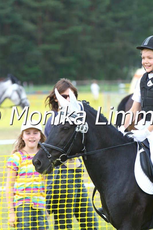 105M9118.JPG - Turnier Ebersbach am 04.-05. Juni 2011Reiterin Laetitia DegelmannFoto Monika Limmer