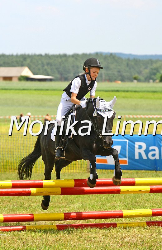 105M9144.JPG - Turnier Ebersbach am 04.-05. Juni 2011Reiterin Laetitia DegelmannFoto Monika Limmer